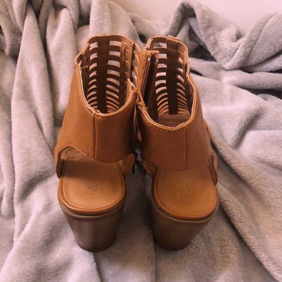 Open toed “leather” heels - Picture 3 of 3